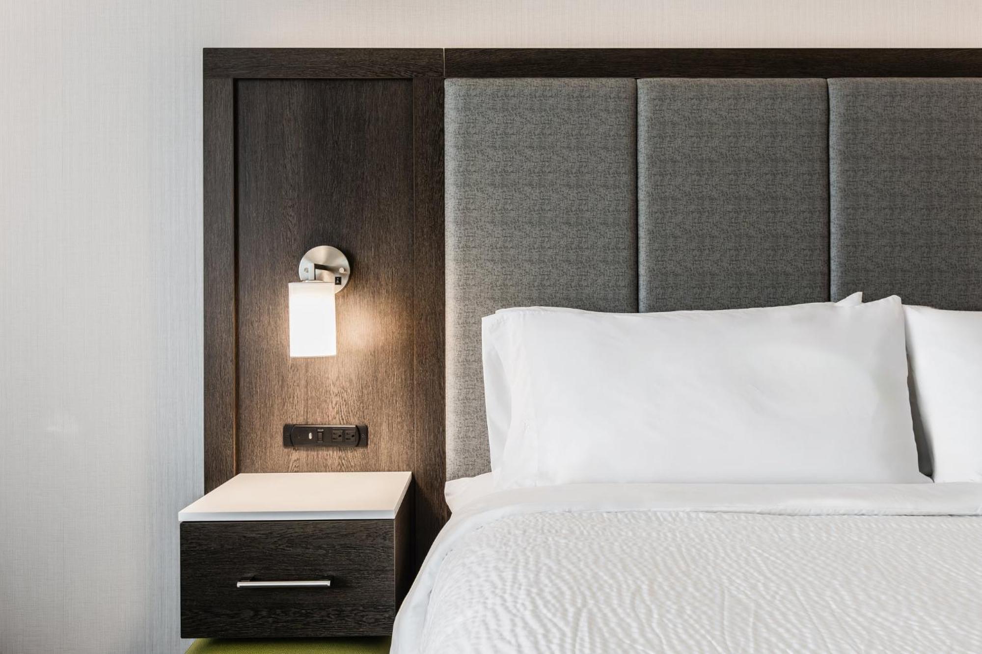 Holiday Inn Express & Suites - Toronto Airport South By Ihg Exterior foto