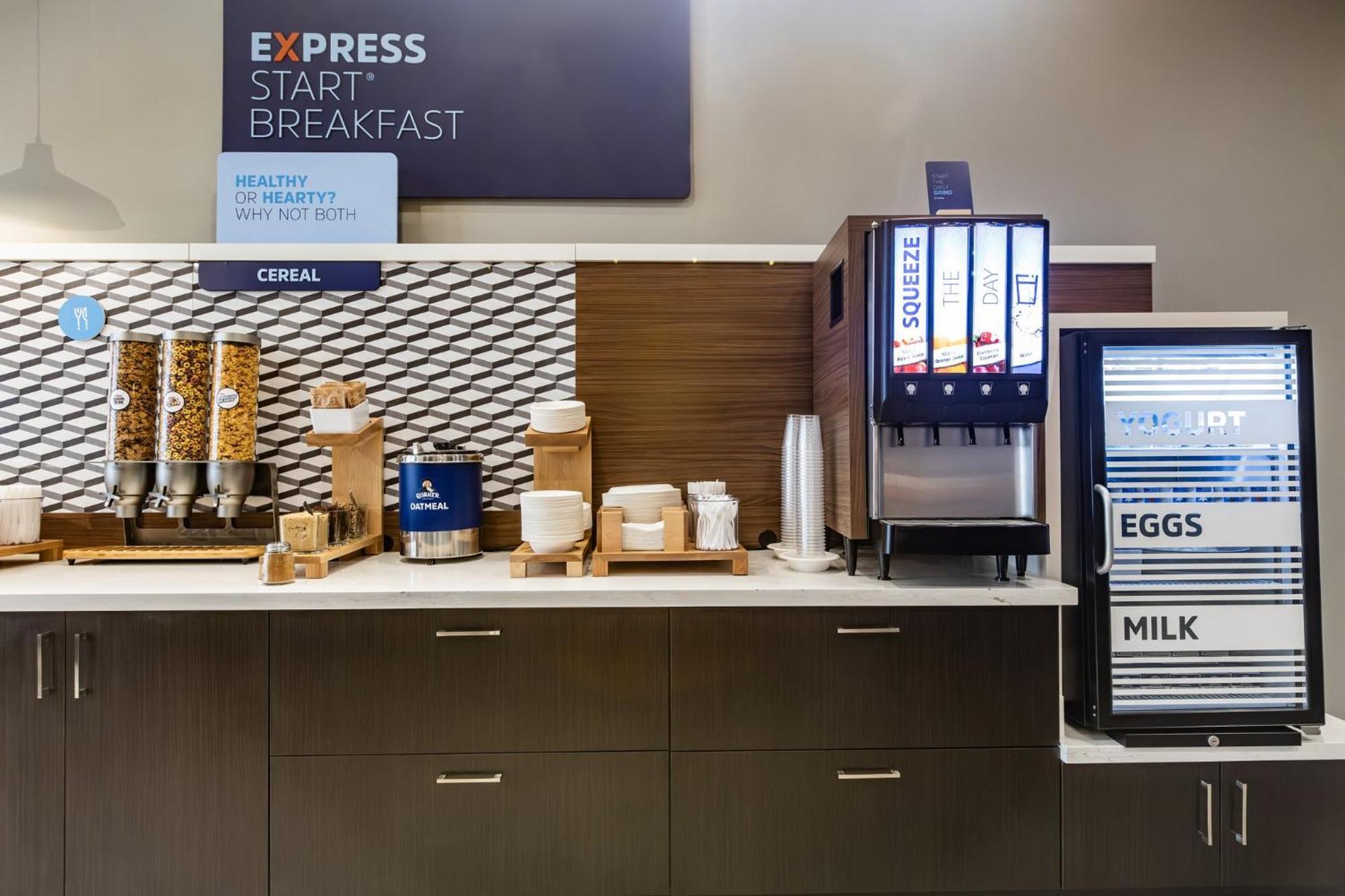 Holiday Inn Express & Suites - Toronto Airport South By Ihg Exterior foto