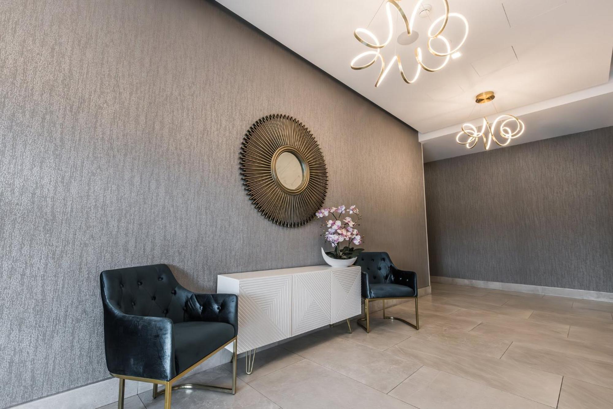 Holiday Inn Express & Suites - Toronto Airport South By Ihg Exterior foto